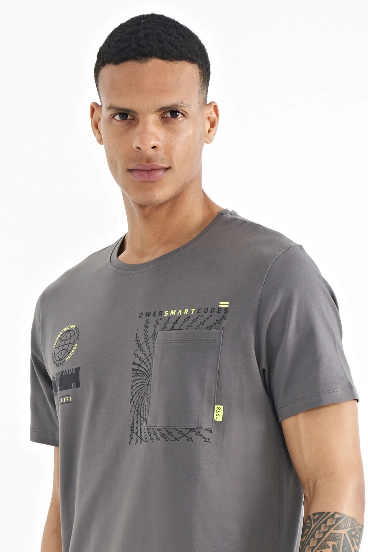 cep detayli baskili o yaka erkek t-shirt - 88184