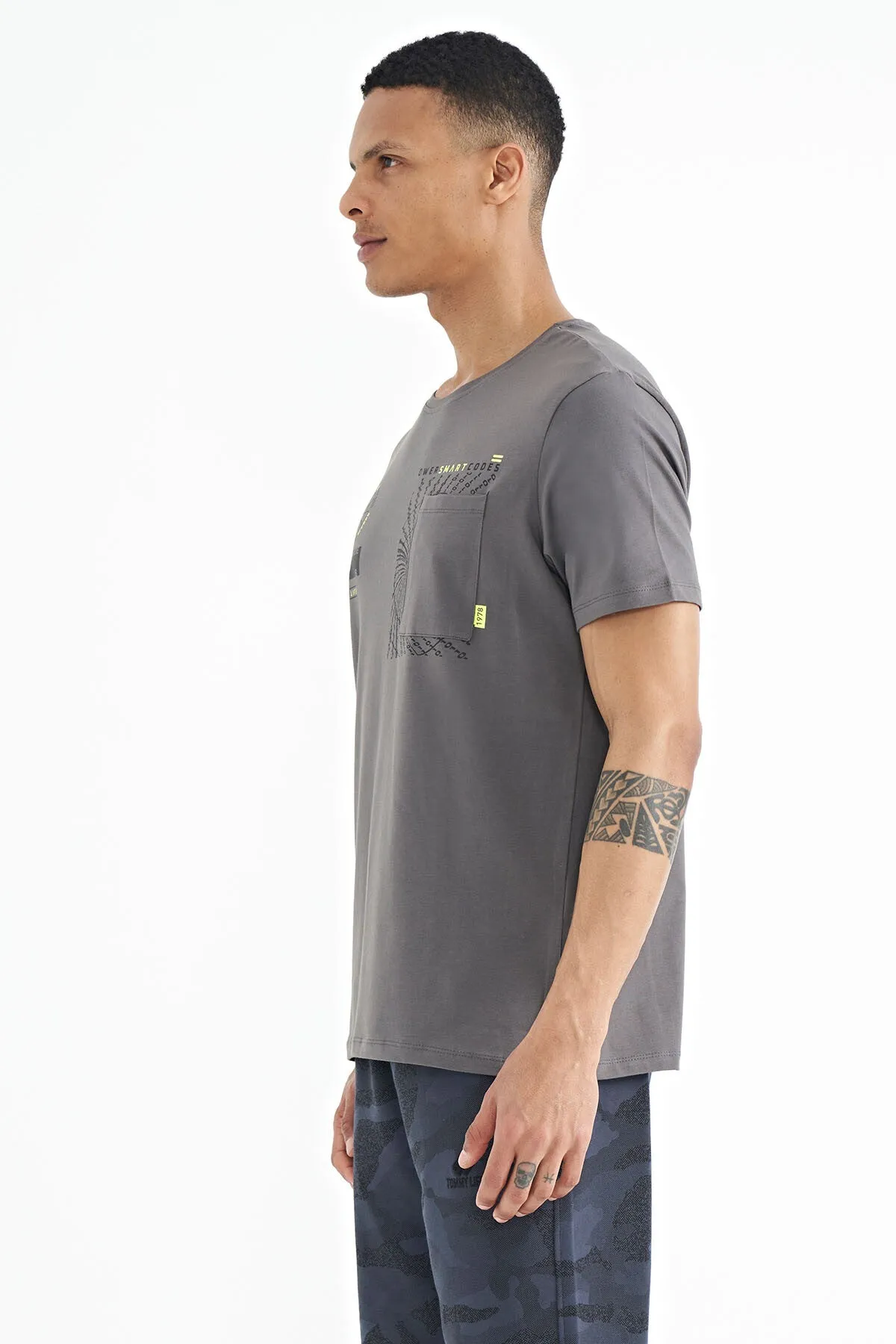 cep detayli baskili o yaka erkek t-shirt - 88184