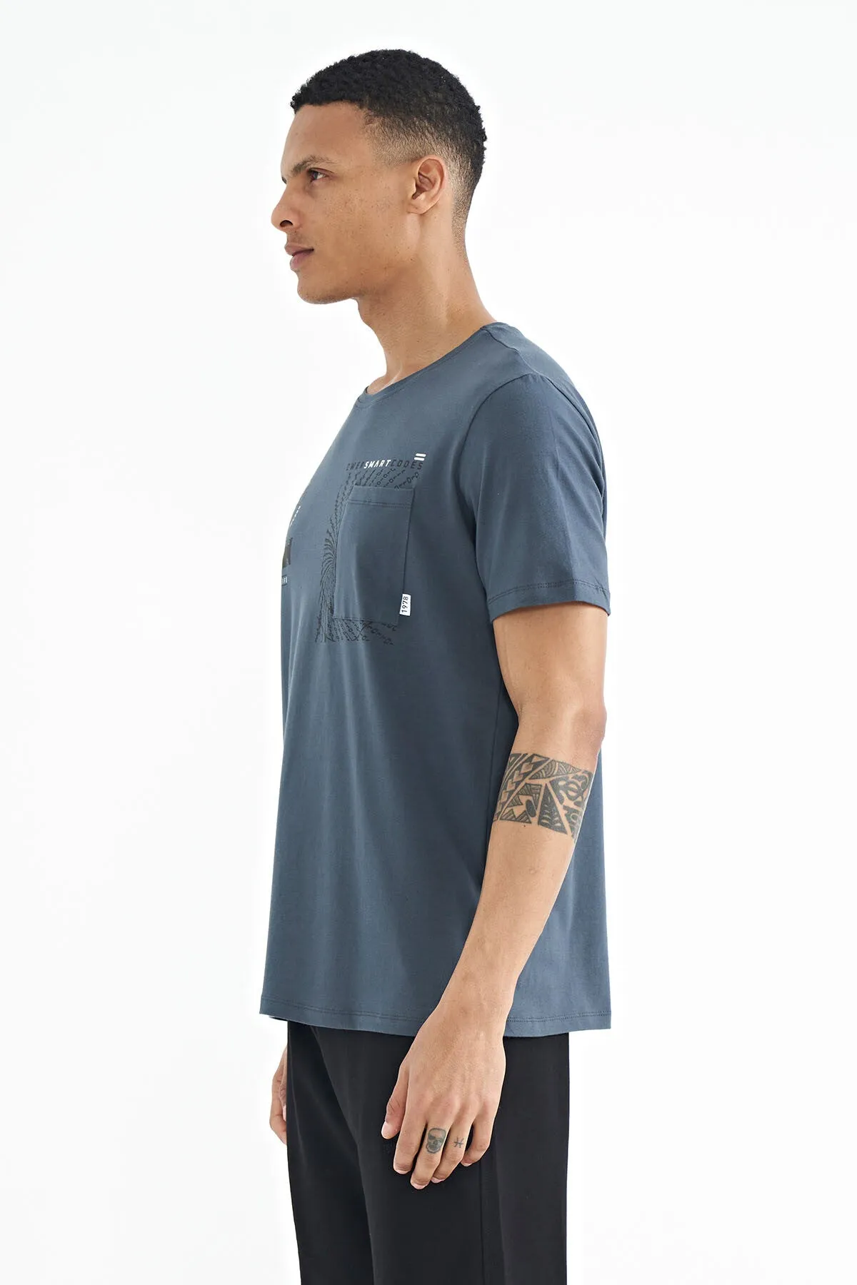 cep detayli baskili o yaka erkek t-shirt - 88184