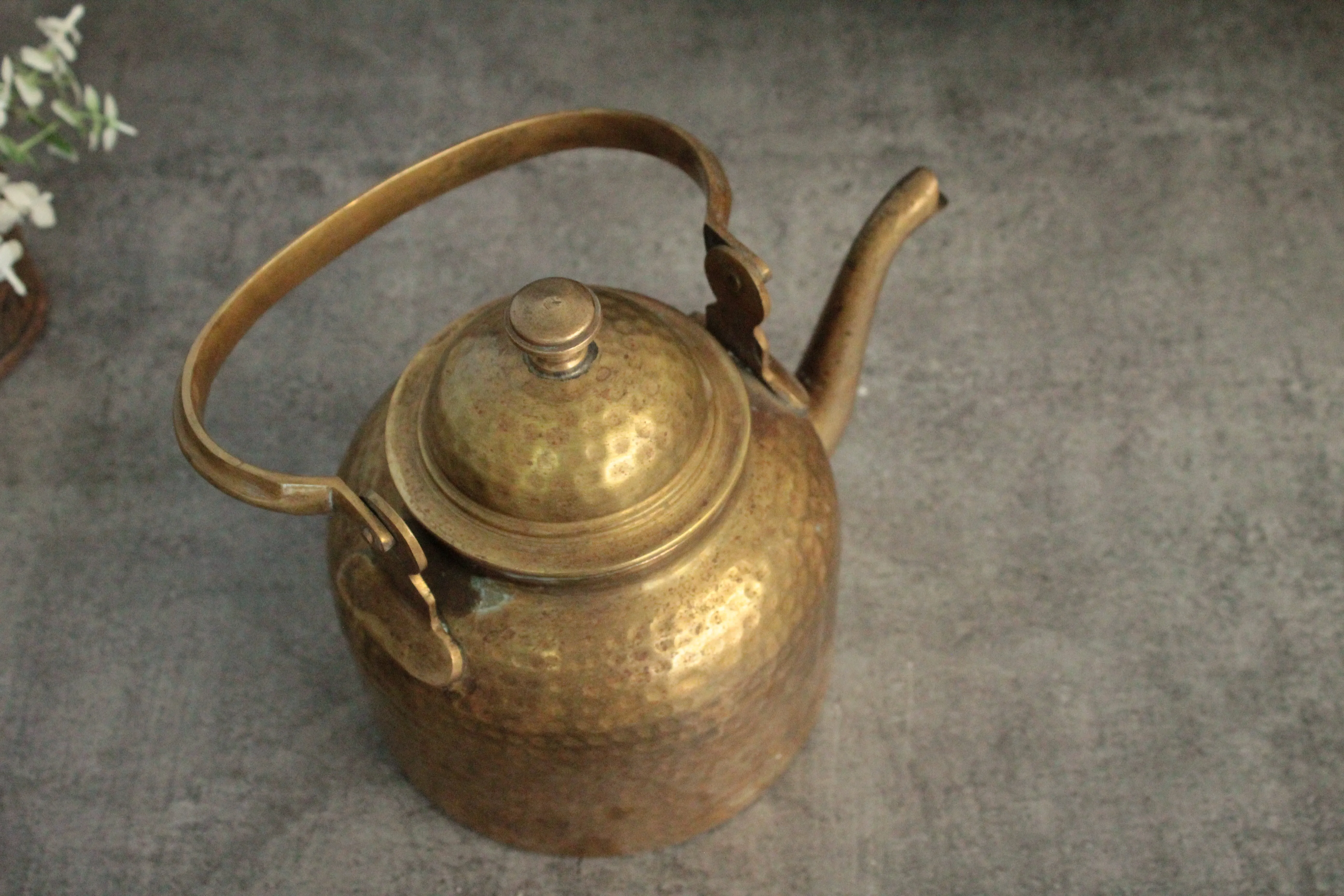 Elegant Vintage Brass Tea Pot: Timeless Beauty for Your Tea Rituals