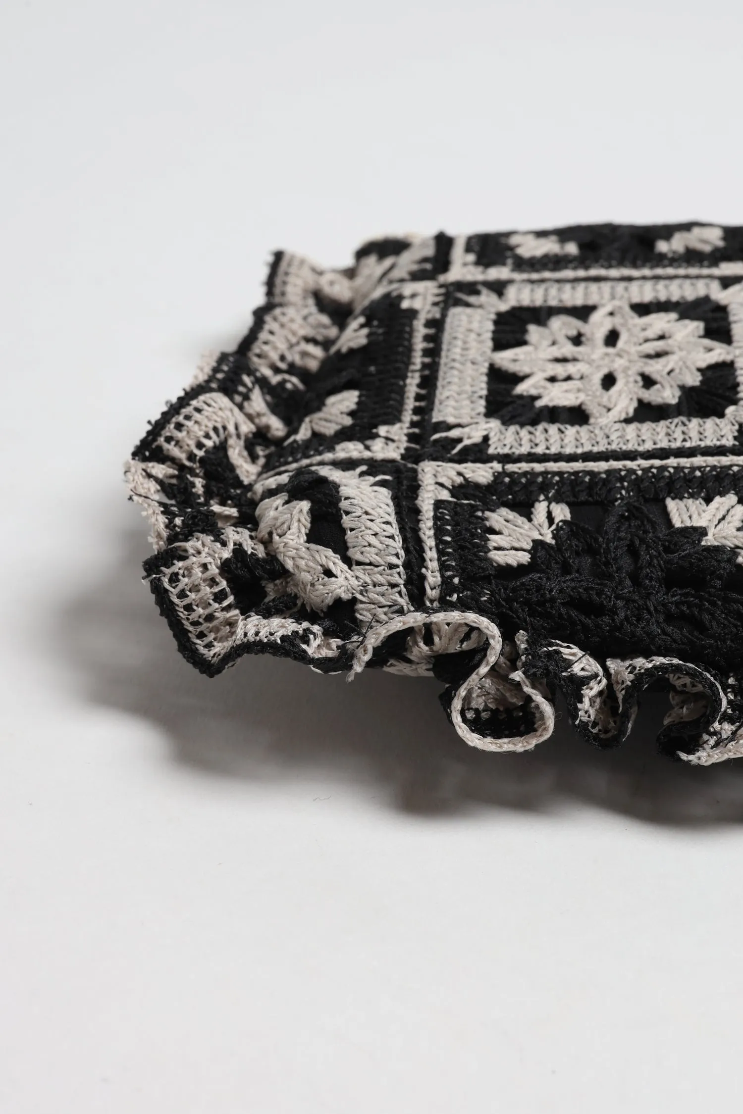 Pochette Macrame in Mini Tiles Black